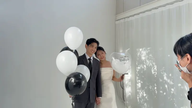 풍선을 들고 촬영하는 두 사람 (영상)