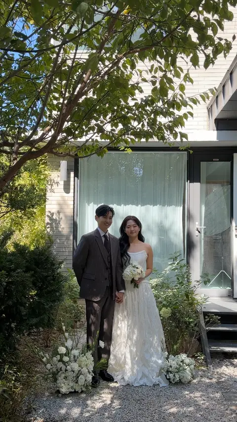 정원의 집 앞에서 손을 잡고 선 두 사람 (영상)