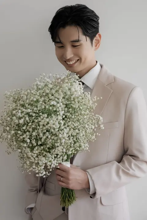 안개꽃 다발을 안고 웃는 신랑
